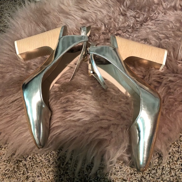 Chloe Metallic Pump - Picture 7 of 8